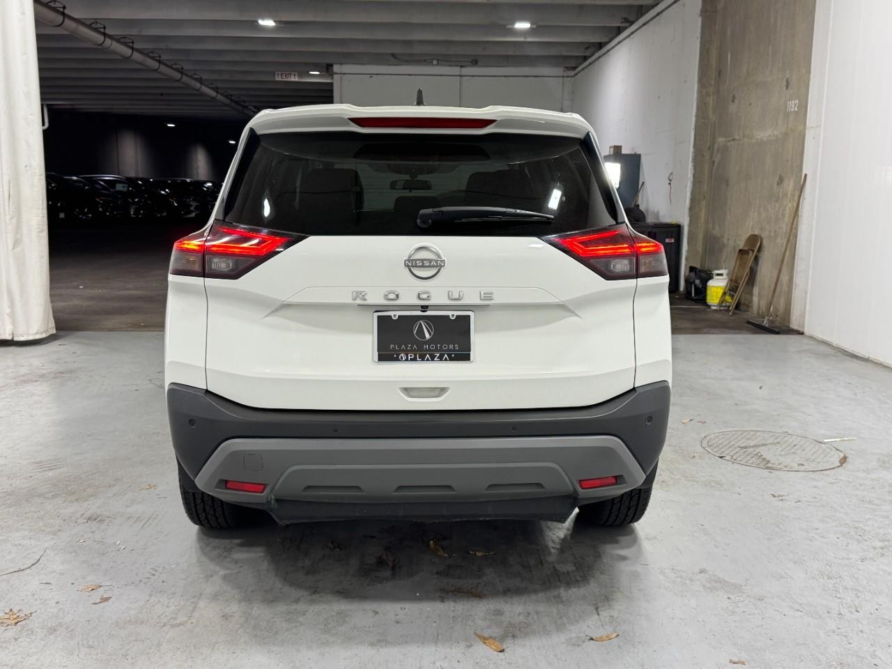 Nissan Rogue Vehicle Full-screen Gallery Image 9