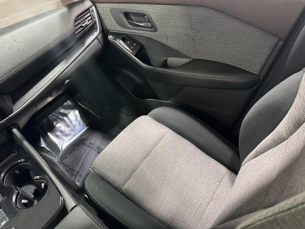 Nissan Rogue Vehicle Full-screen Gallery Image 16