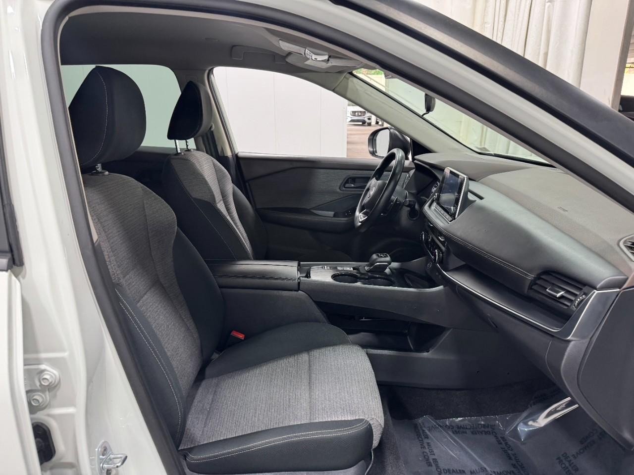 Nissan Rogue Vehicle Full-screen Gallery Image 17