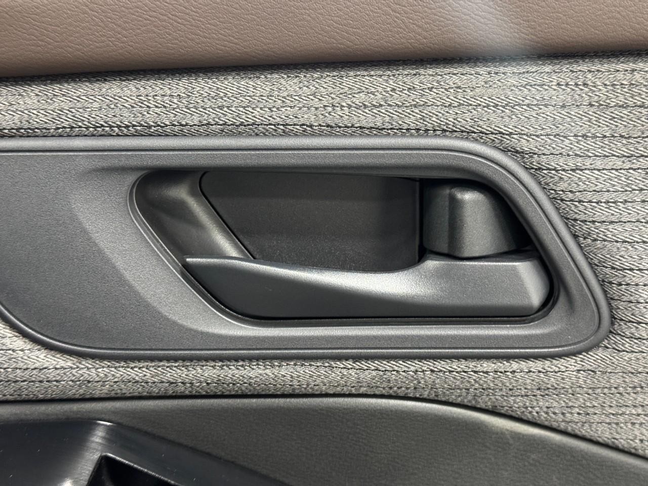 Nissan Rogue Vehicle Full-screen Gallery Image 20