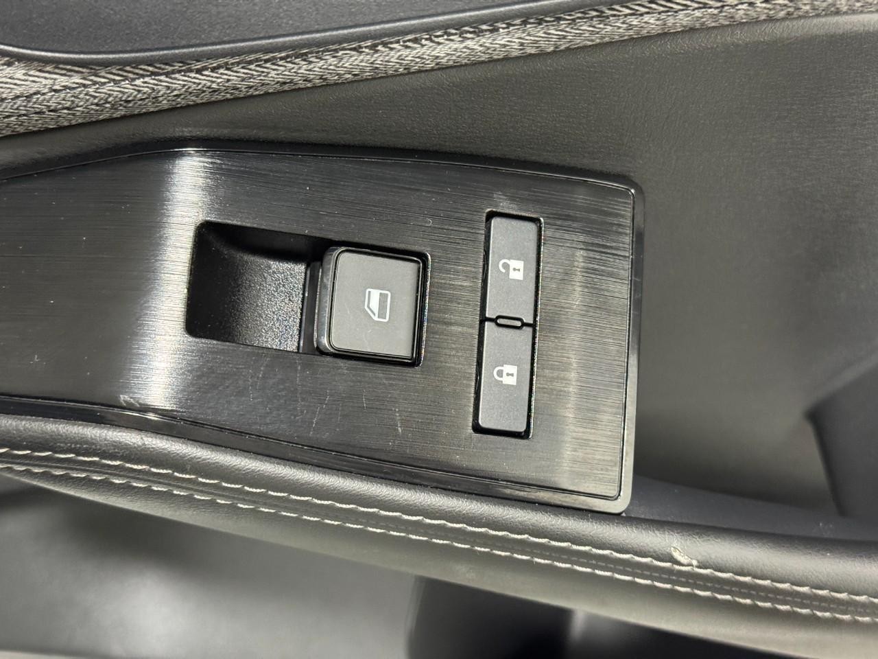 Nissan Rogue Vehicle Full-screen Gallery Image 21