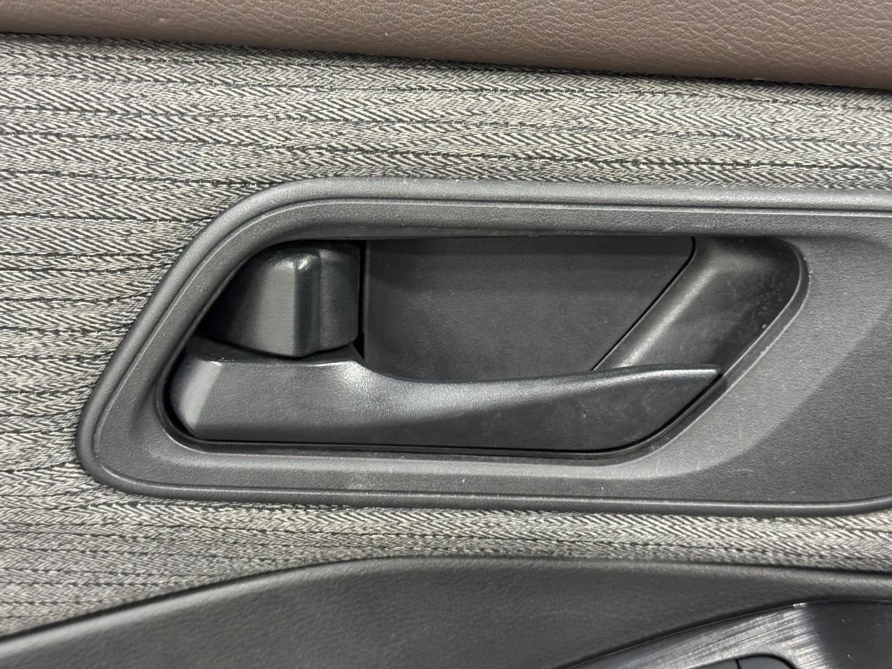 Nissan Rogue Vehicle Full-screen Gallery Image 22