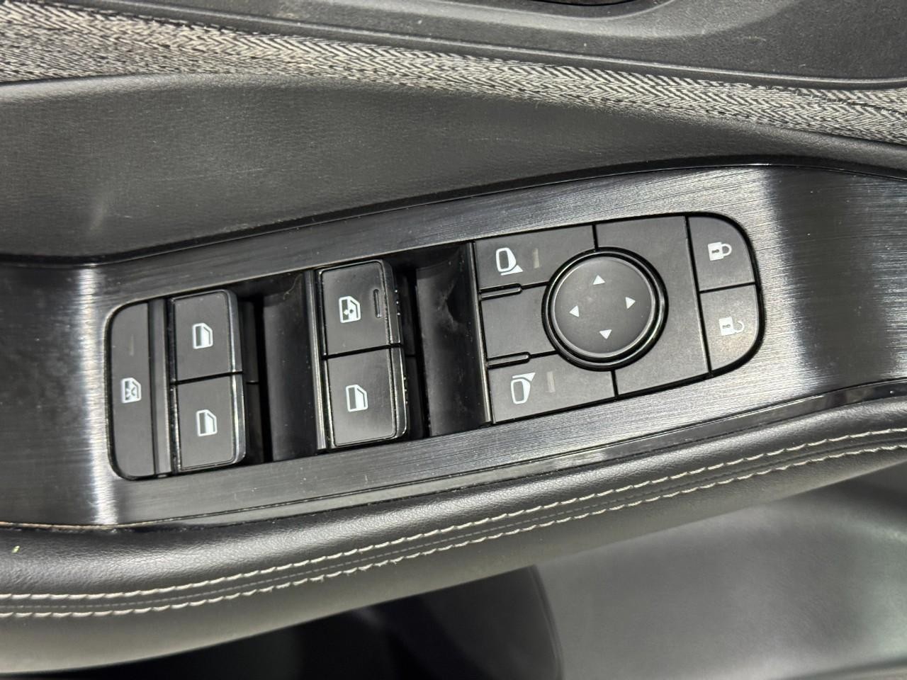 Nissan Rogue Vehicle Full-screen Gallery Image 23