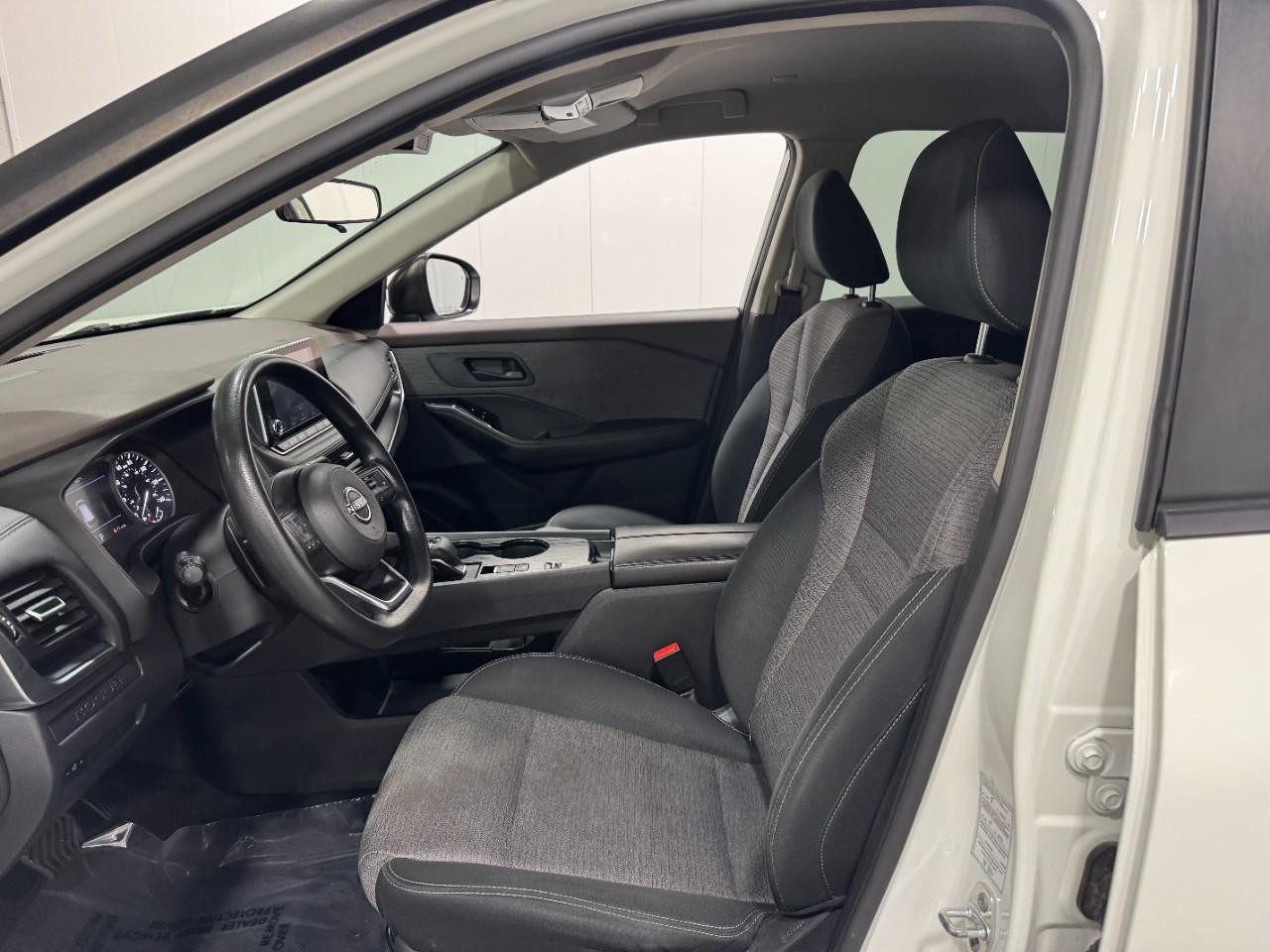 Nissan Rogue Vehicle Full-screen Gallery Image 24
