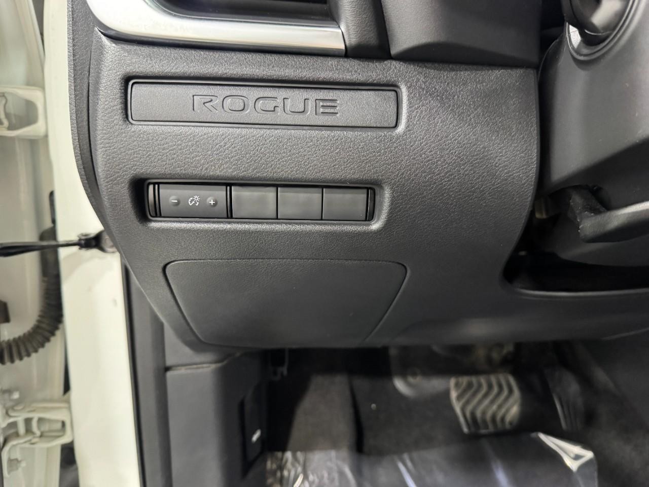 Nissan Rogue Vehicle Full-screen Gallery Image 27