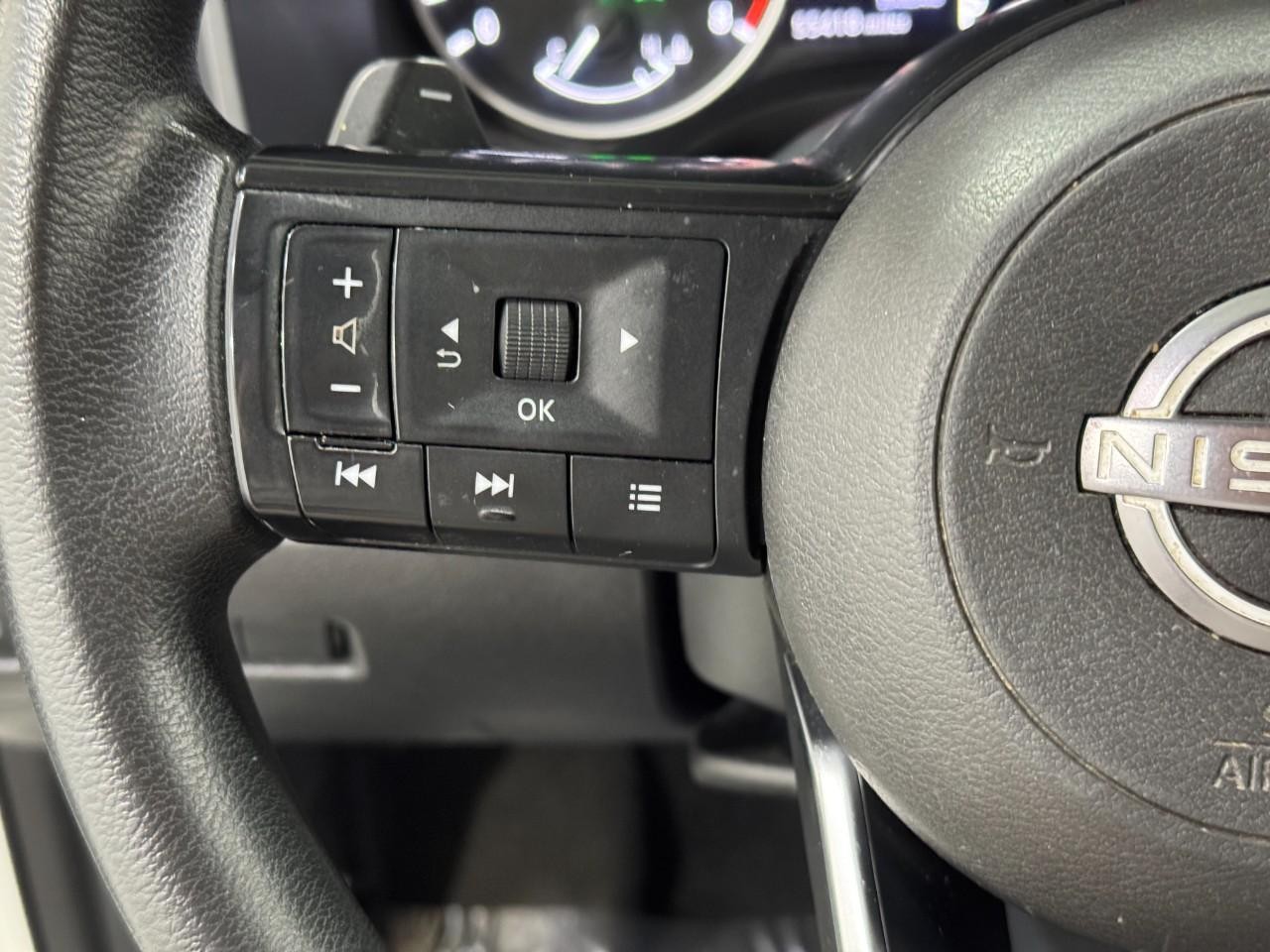 Nissan Rogue Vehicle Full-screen Gallery Image 28