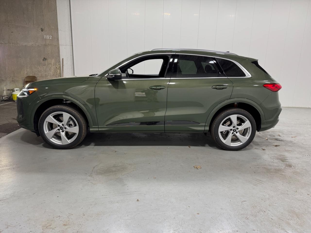 Audi Q5 Vehicle Full-screen Gallery Image 2