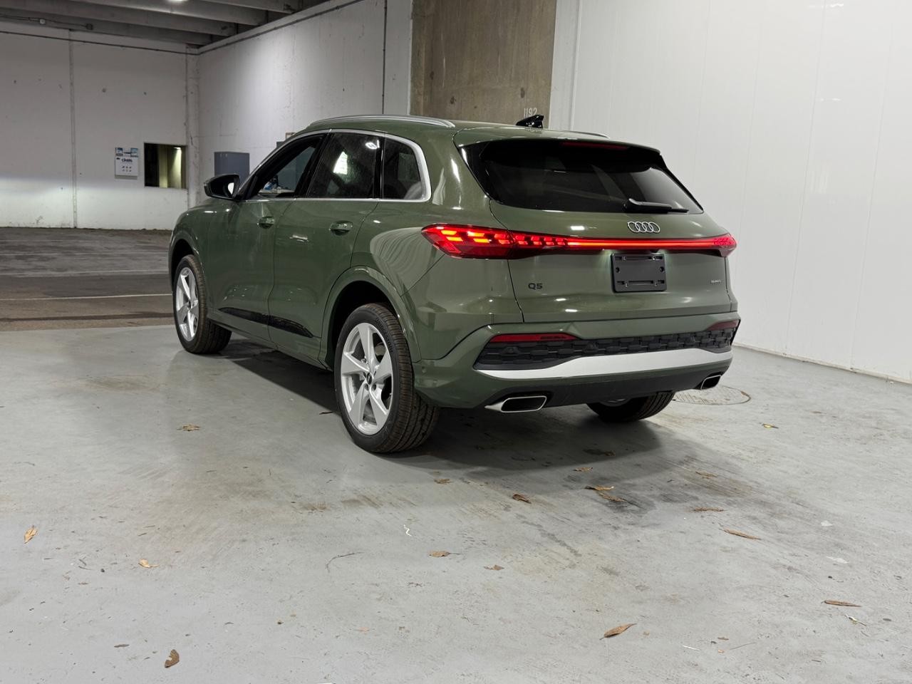 Audi Q5 Vehicle Full-screen Gallery Image 3