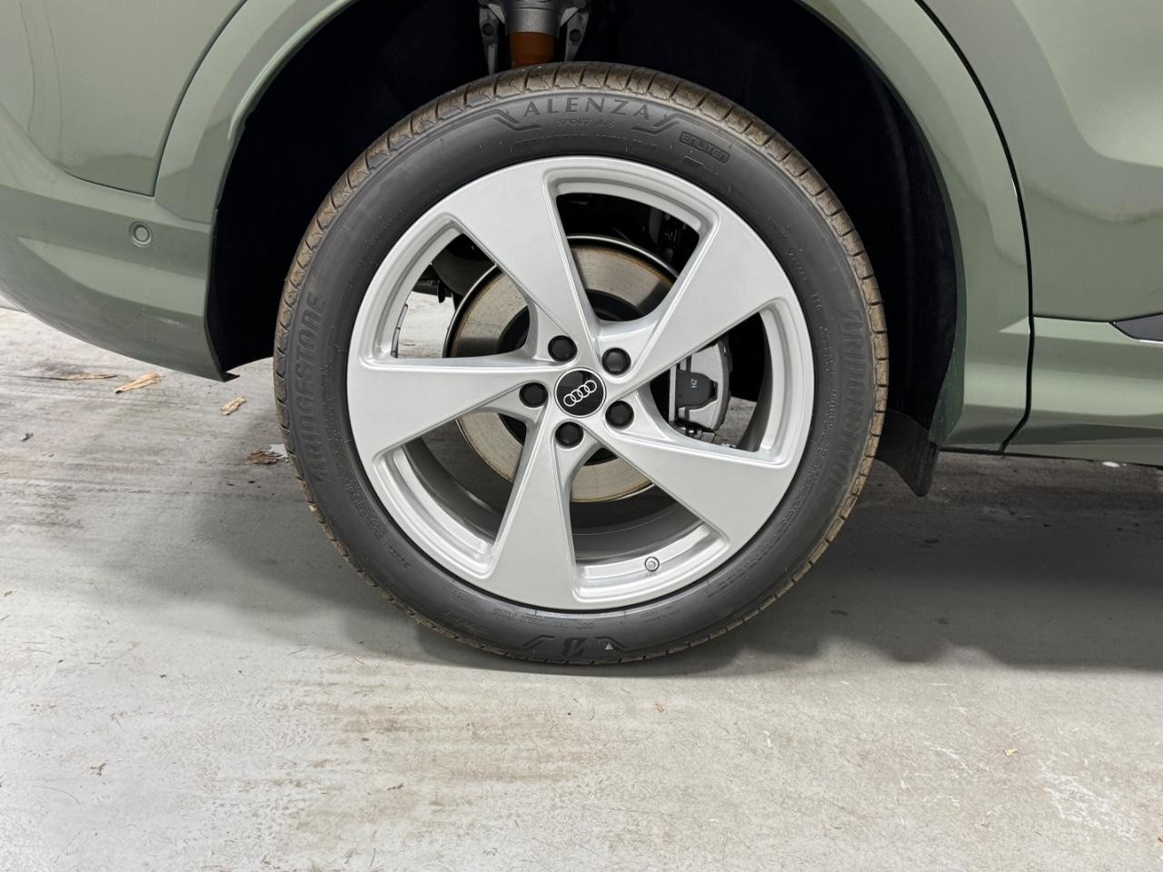 Audi Q5 Vehicle Full-screen Gallery Image 5
