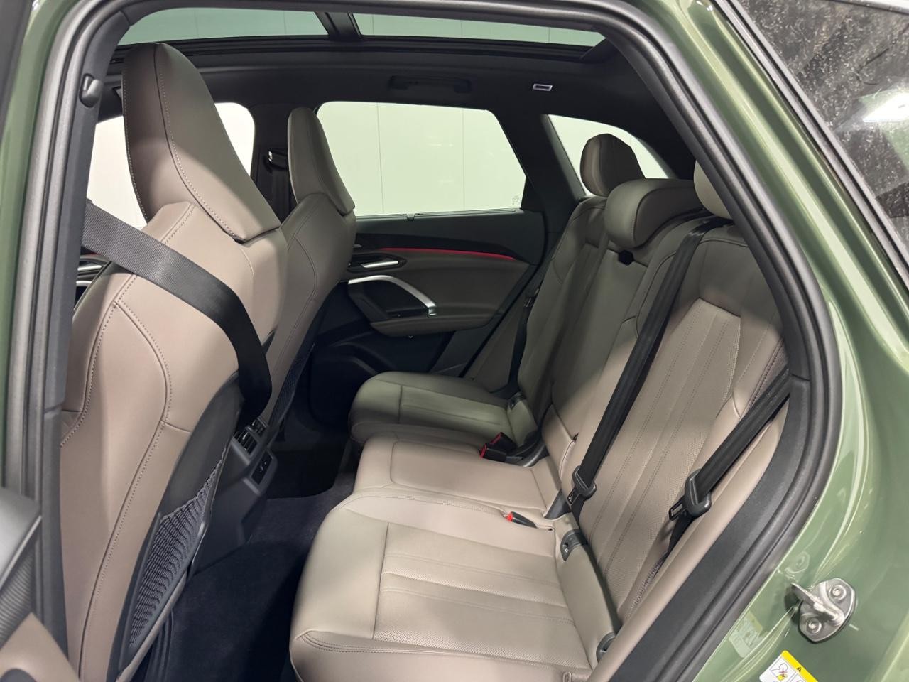 Audi Q5 Vehicle Full-screen Gallery Image 8