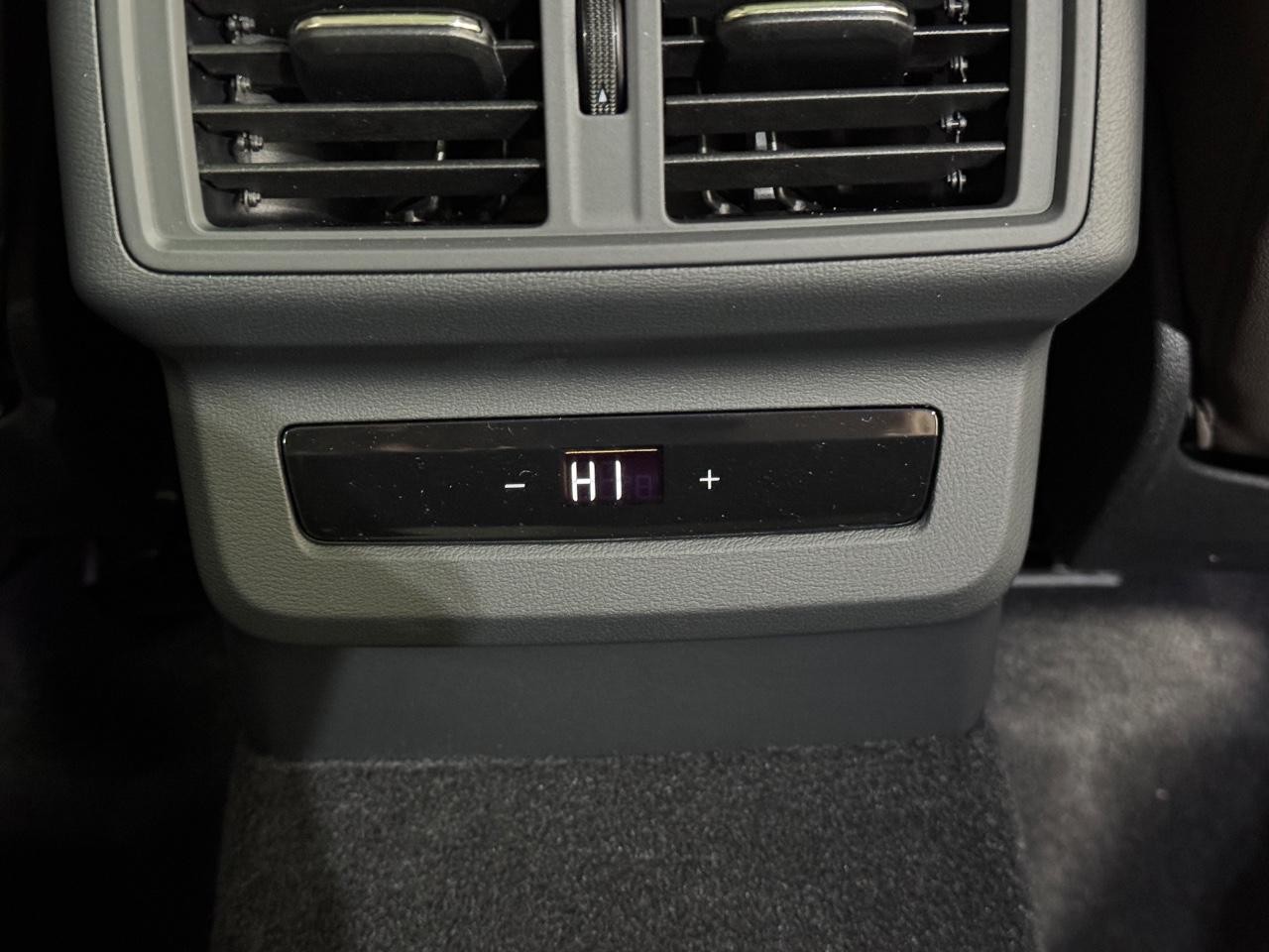 Audi Q5 Vehicle Full-screen Gallery Image 11