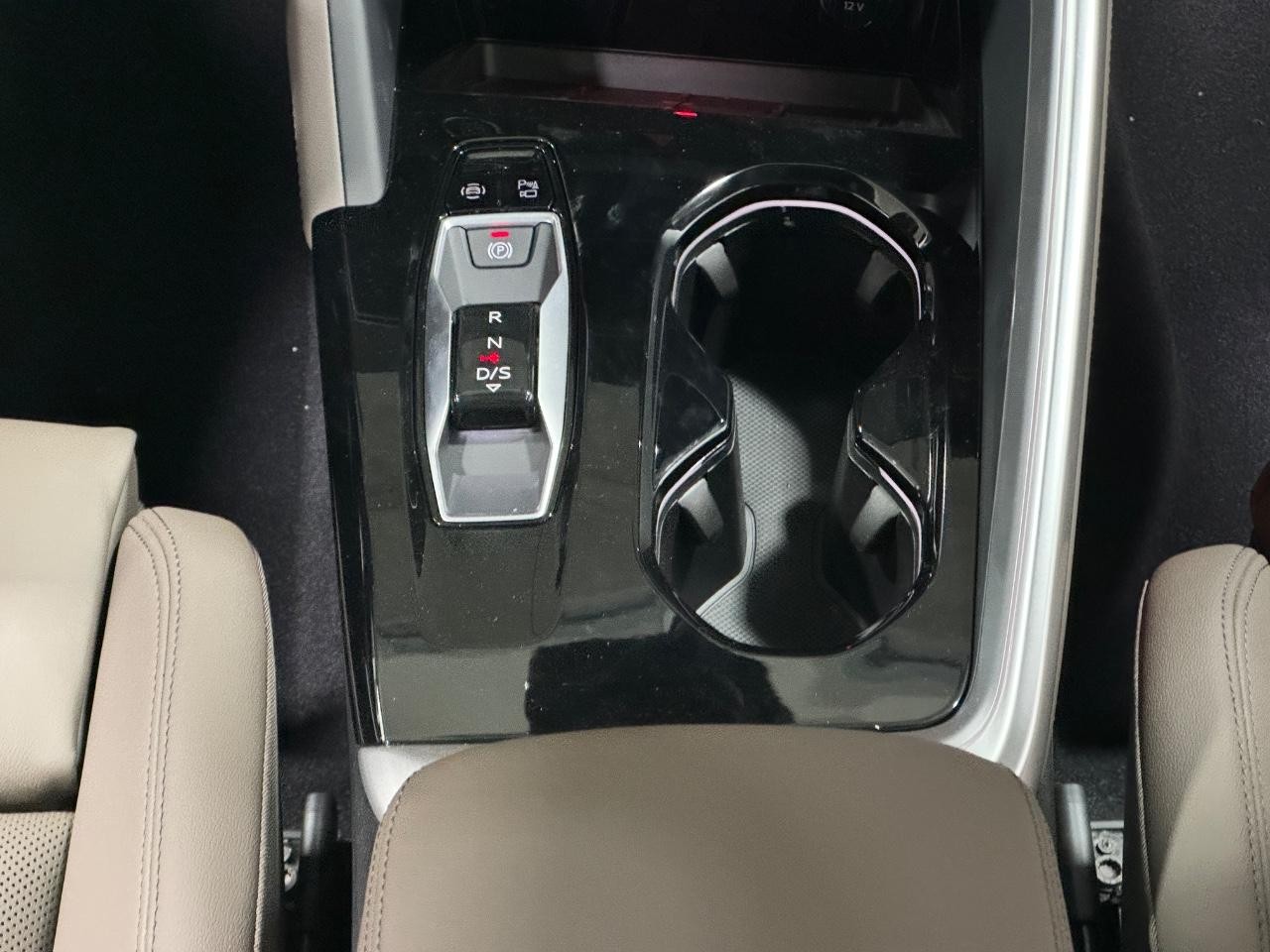 Audi Q5 Vehicle Full-screen Gallery Image 16