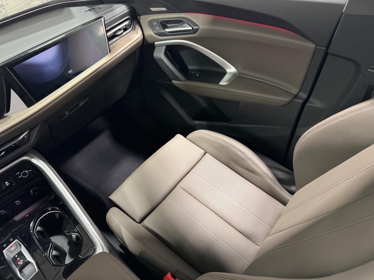 Audi Q5 Vehicle Full-screen Gallery Image 17