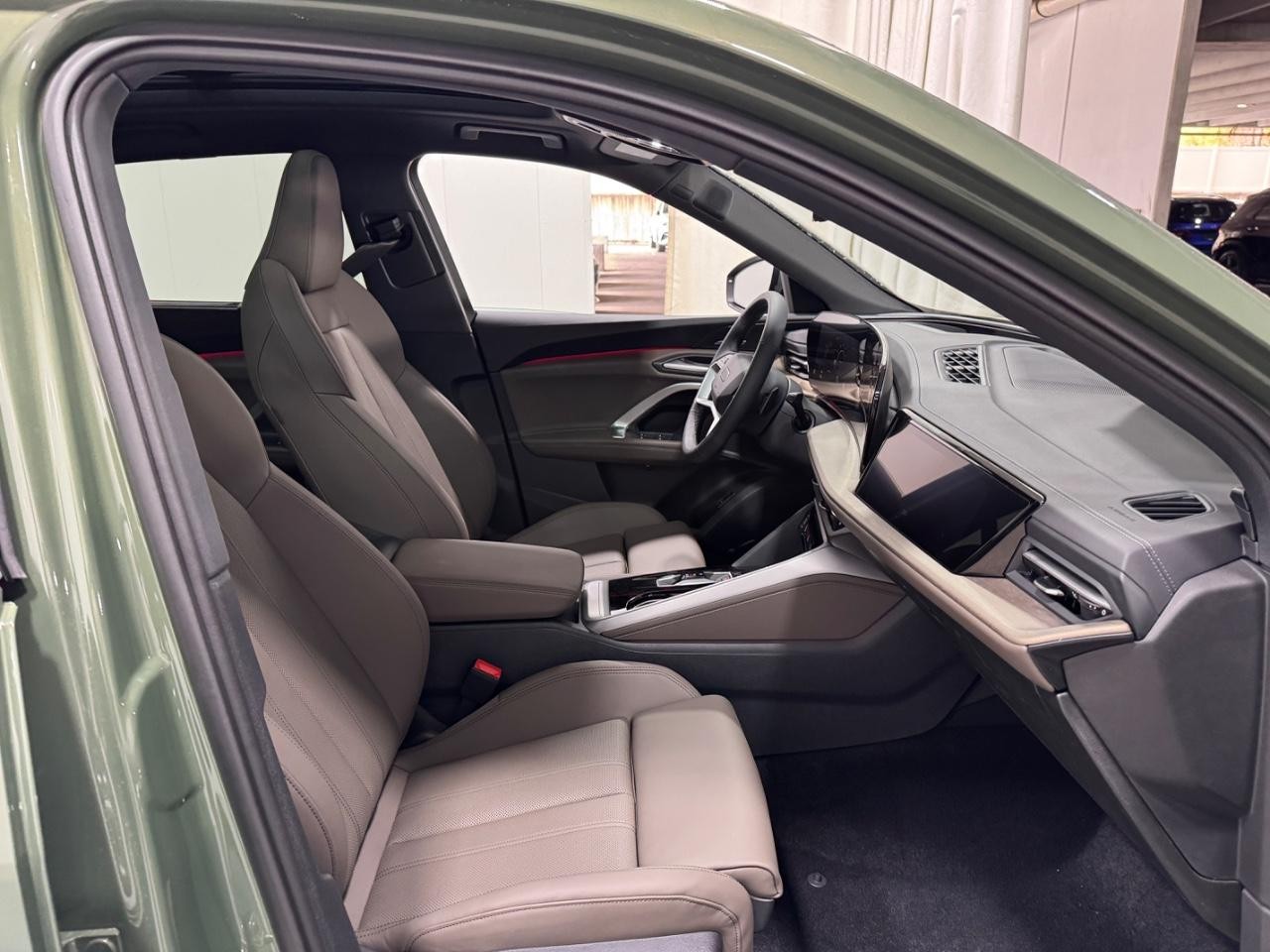 Audi Q5 Vehicle Full-screen Gallery Image 18