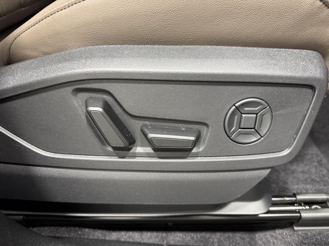 Audi Q5 Vehicle Full-screen Gallery Image 20