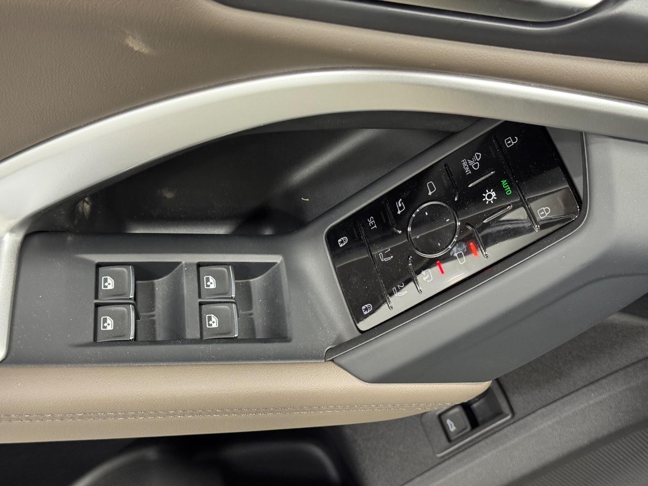 Audi Q5 Vehicle Full-screen Gallery Image 24