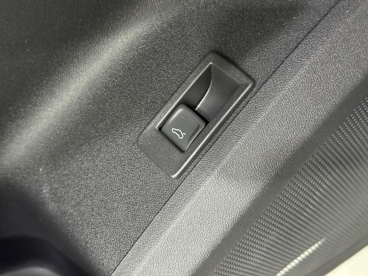 Audi Q5 Vehicle Full-screen Gallery Image 25