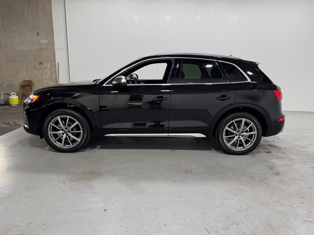 Audi SQ5 Vehicle Full-screen Gallery Image 2