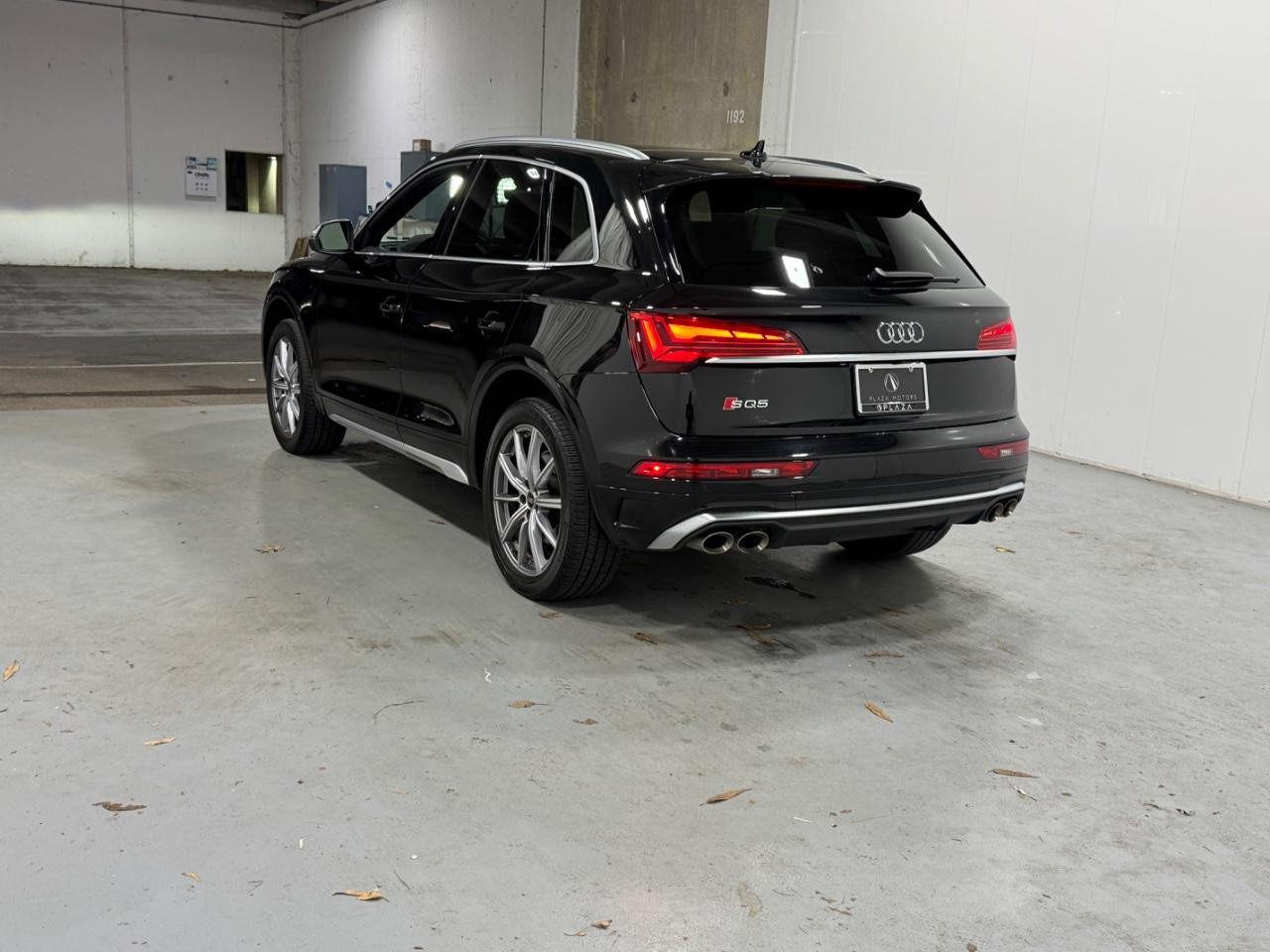 Audi SQ5 Vehicle Full-screen Gallery Image 3