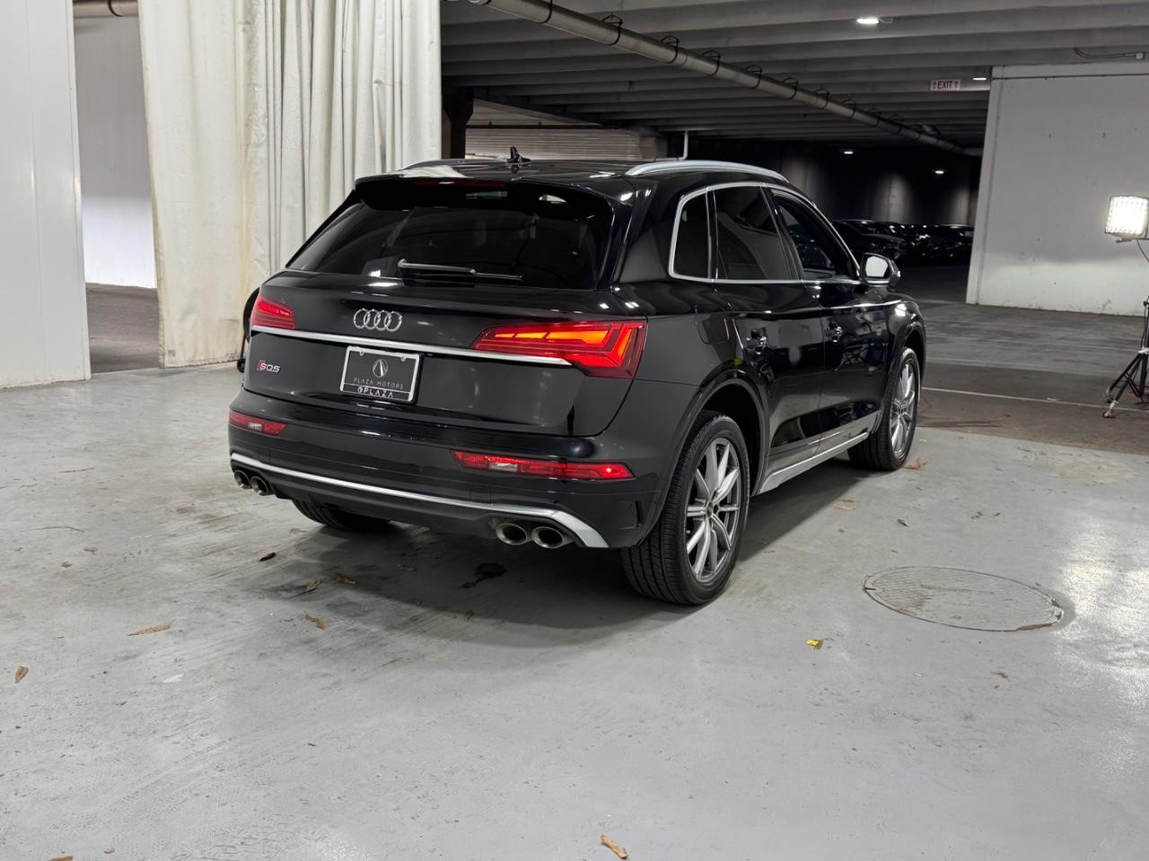 Audi SQ5 Vehicle Full-screen Gallery Image 4