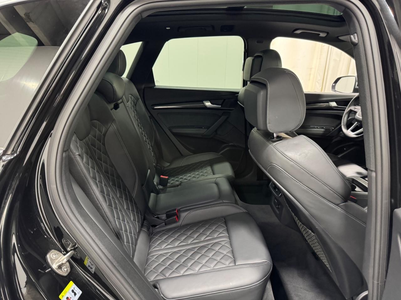 Audi SQ5 Vehicle Full-screen Gallery Image 9