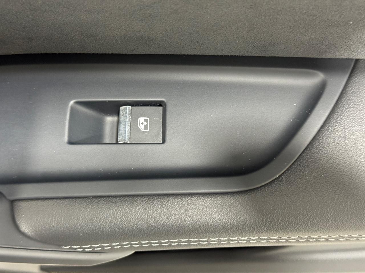 Audi SQ5 Vehicle Full-screen Gallery Image 22