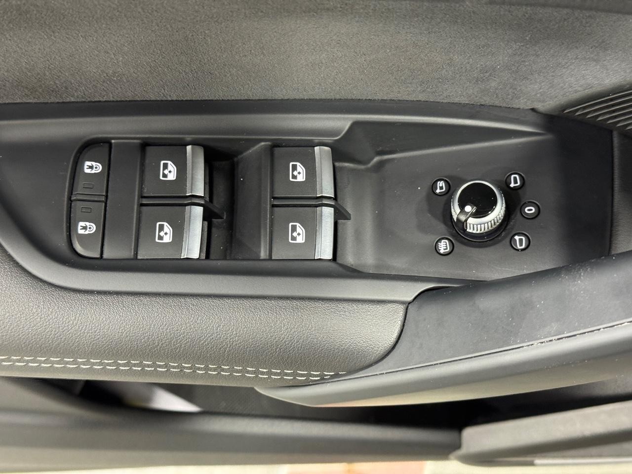 Audi SQ5 Vehicle Full-screen Gallery Image 24