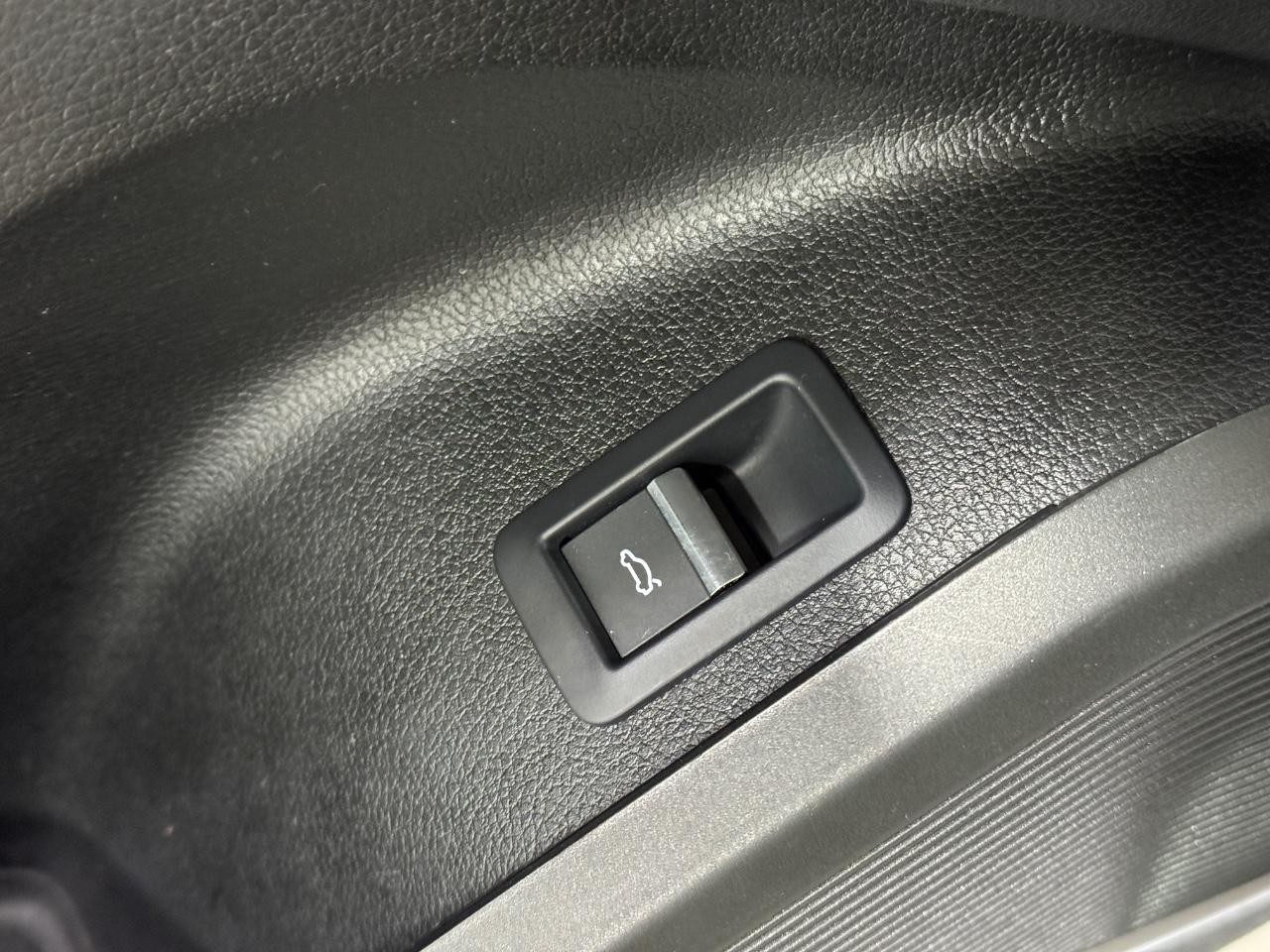 Audi SQ5 Vehicle Full-screen Gallery Image 25