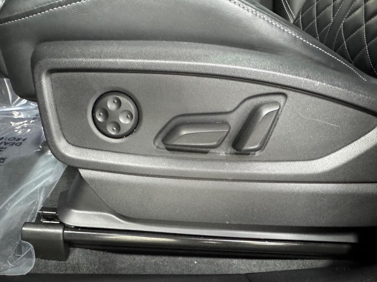 Audi SQ5 Vehicle Full-screen Gallery Image 29