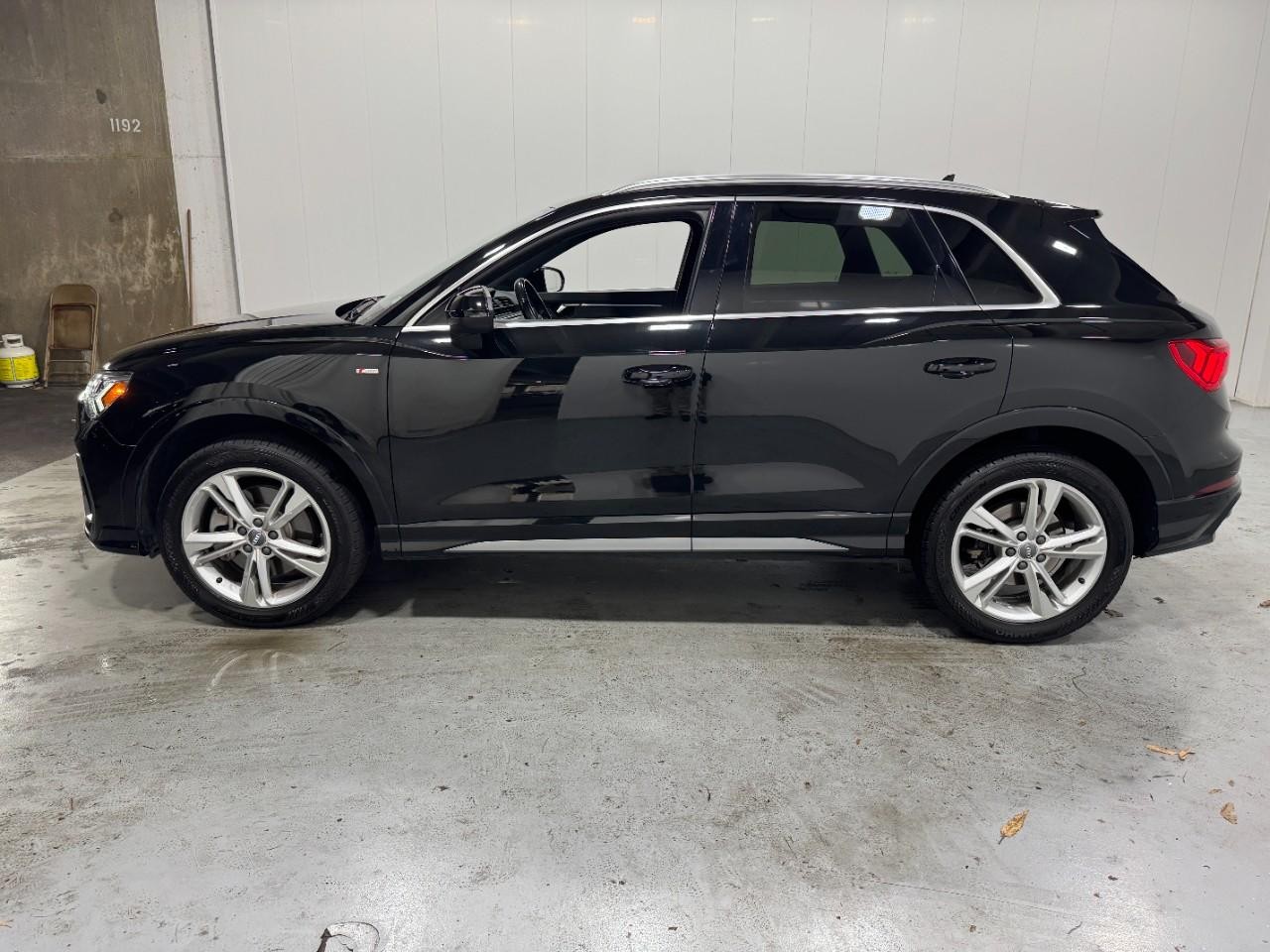 Audi Q3 Vehicle Full-screen Gallery Image 2