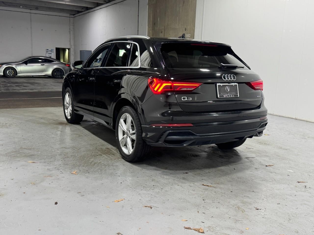 Audi Q3 Vehicle Full-screen Gallery Image 3