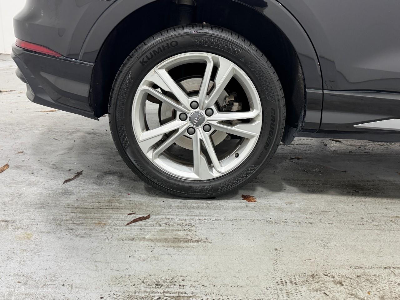 Audi Q3 Vehicle Full-screen Gallery Image 5