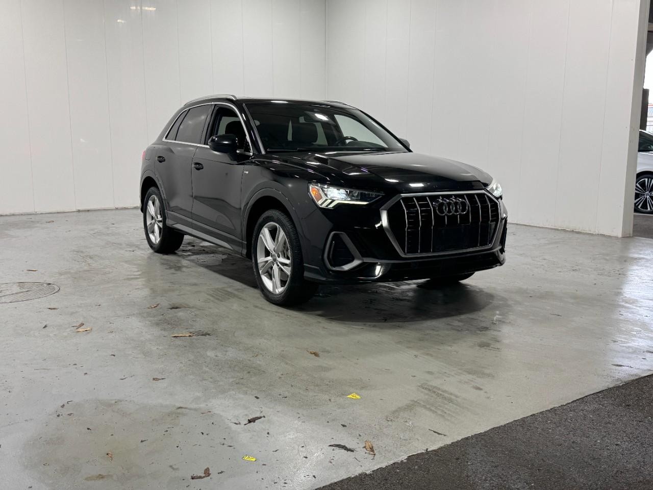 Audi Q3 Vehicle Full-screen Gallery Image 6