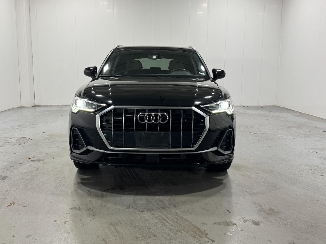 Audi Q3 Vehicle Full-screen Gallery Image 7