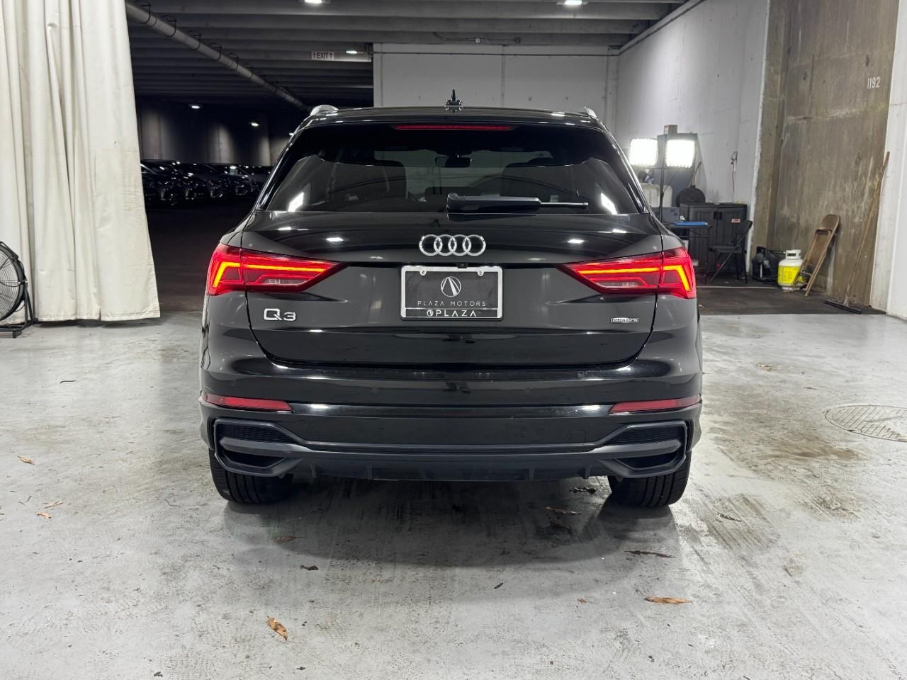 Audi Q3 Vehicle Full-screen Gallery Image 9