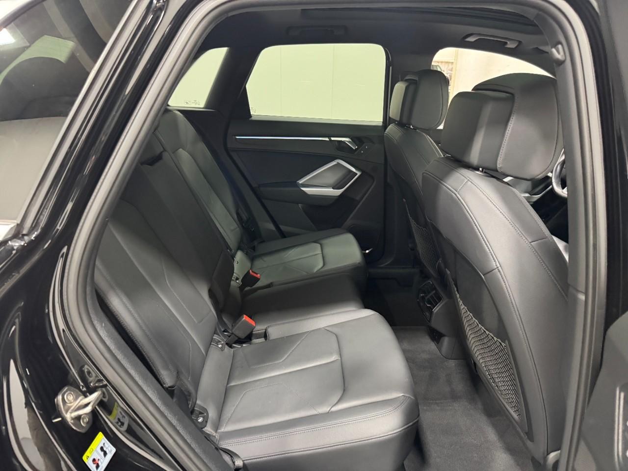 Audi Q3 Vehicle Full-screen Gallery Image 10