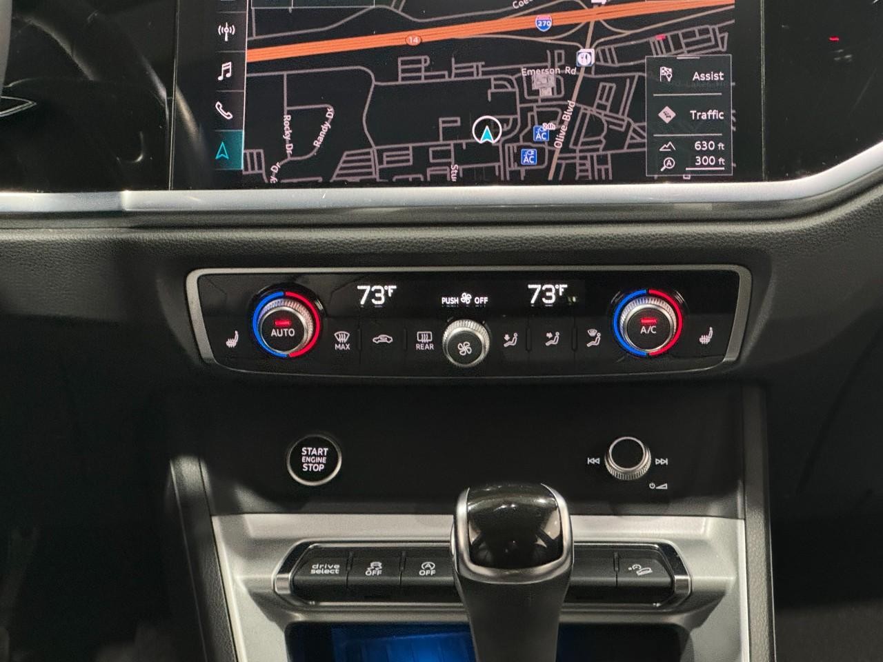 Audi Q3 Vehicle Full-screen Gallery Image 15