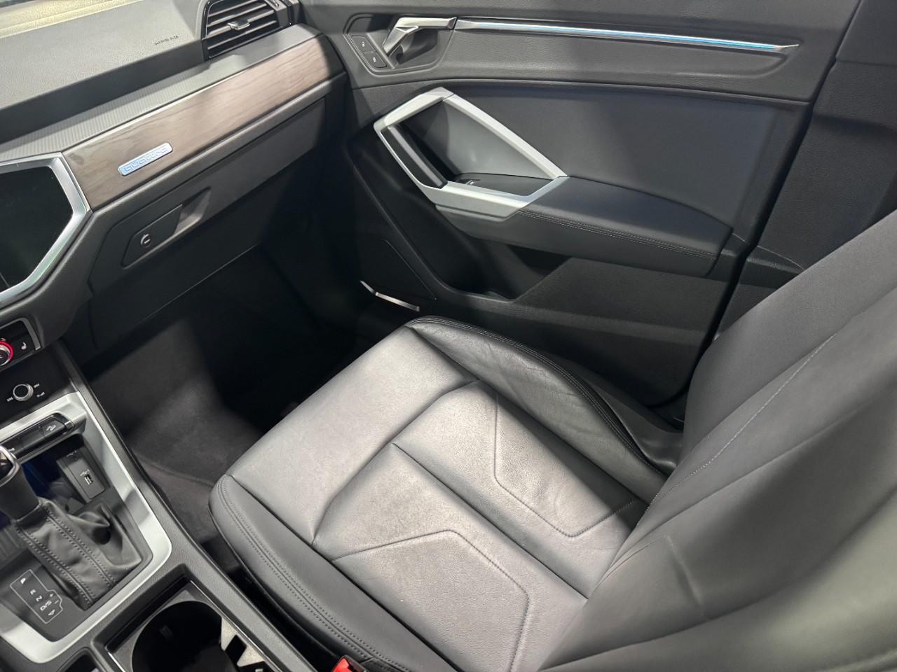 Audi Q3 Vehicle Full-screen Gallery Image 17