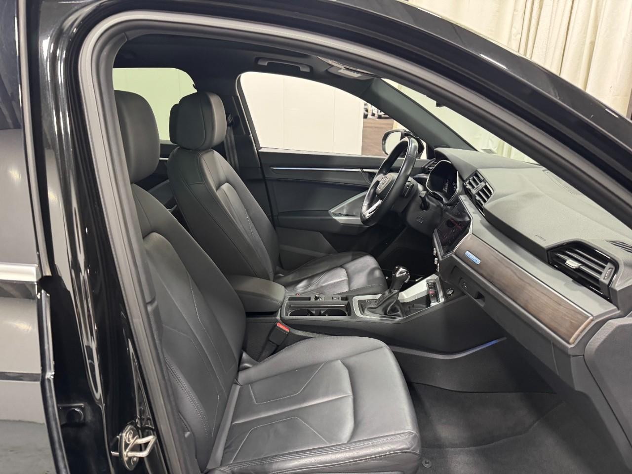 Audi Q3 Vehicle Full-screen Gallery Image 18