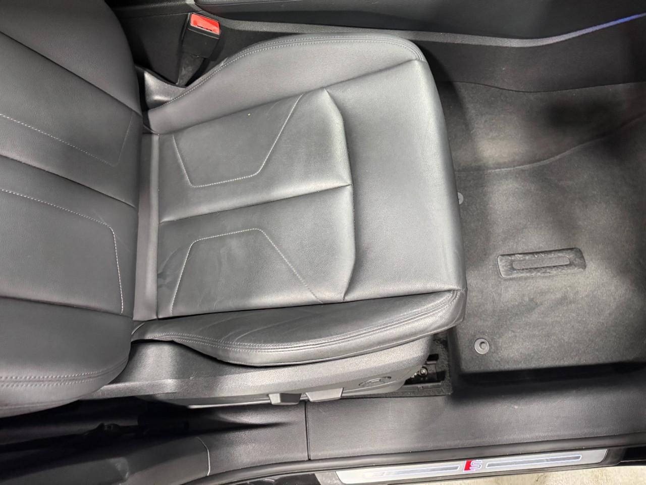 Audi Q3 Vehicle Full-screen Gallery Image 19