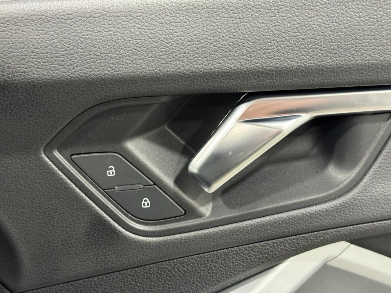 Audi Q3 Vehicle Full-screen Gallery Image 21