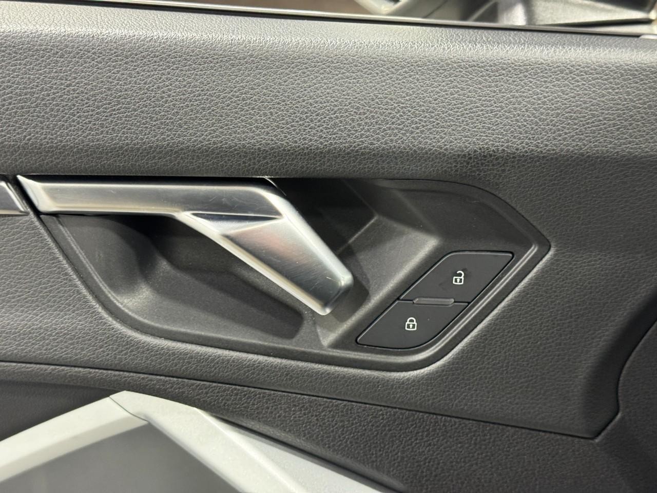 Audi Q3 Vehicle Full-screen Gallery Image 23