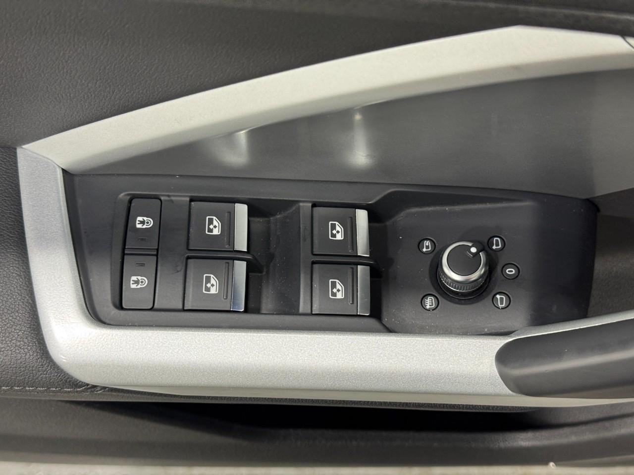 Audi Q3 Vehicle Full-screen Gallery Image 24