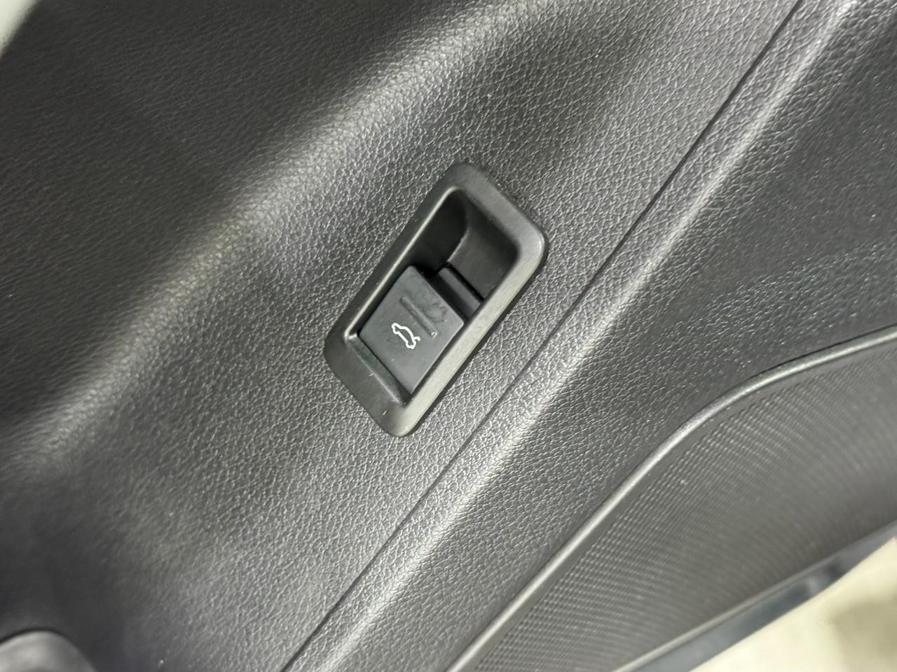 Audi Q3 Vehicle Full-screen Gallery Image 25