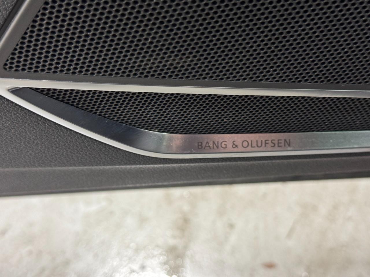 Audi Q3 Vehicle Full-screen Gallery Image 26