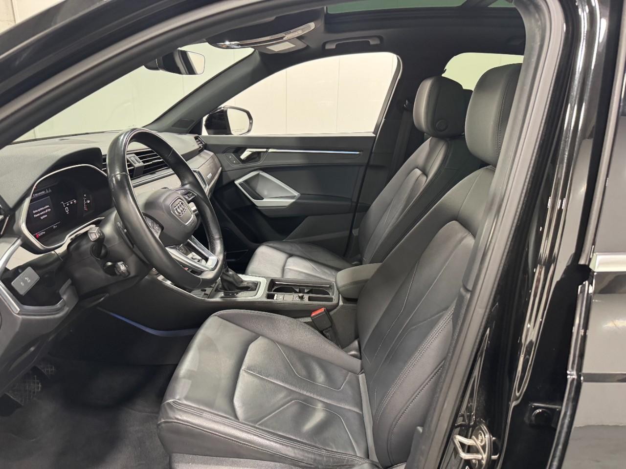 Audi Q3 Vehicle Full-screen Gallery Image 27