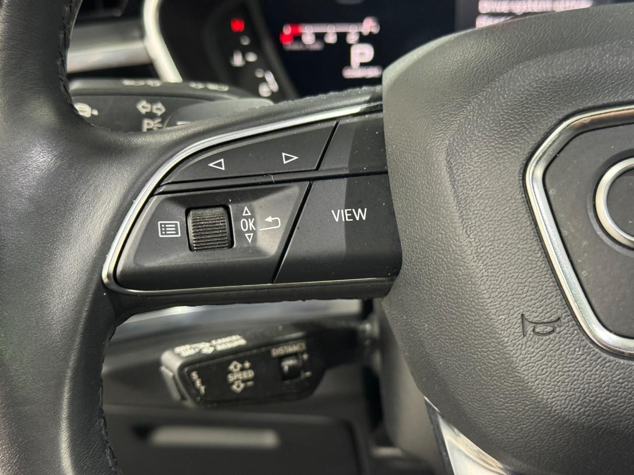 Audi Q3 Vehicle Full-screen Gallery Image 32