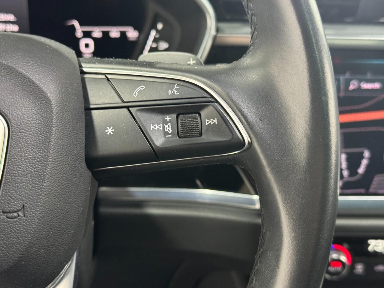 Audi Q3 Vehicle Full-screen Gallery Image 33