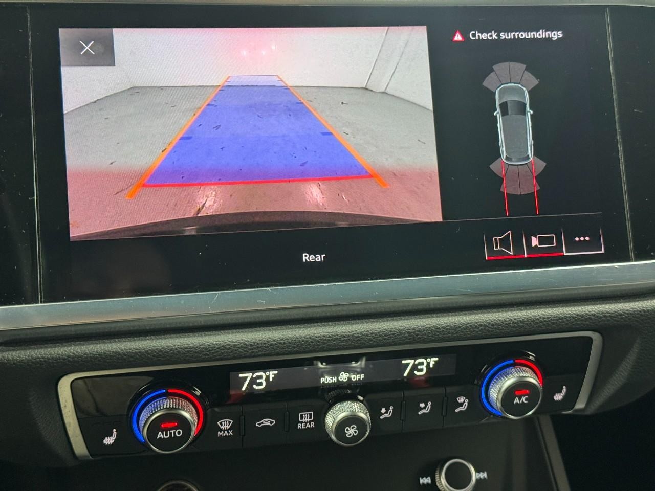 Audi Q3 Vehicle Full-screen Gallery Image 35