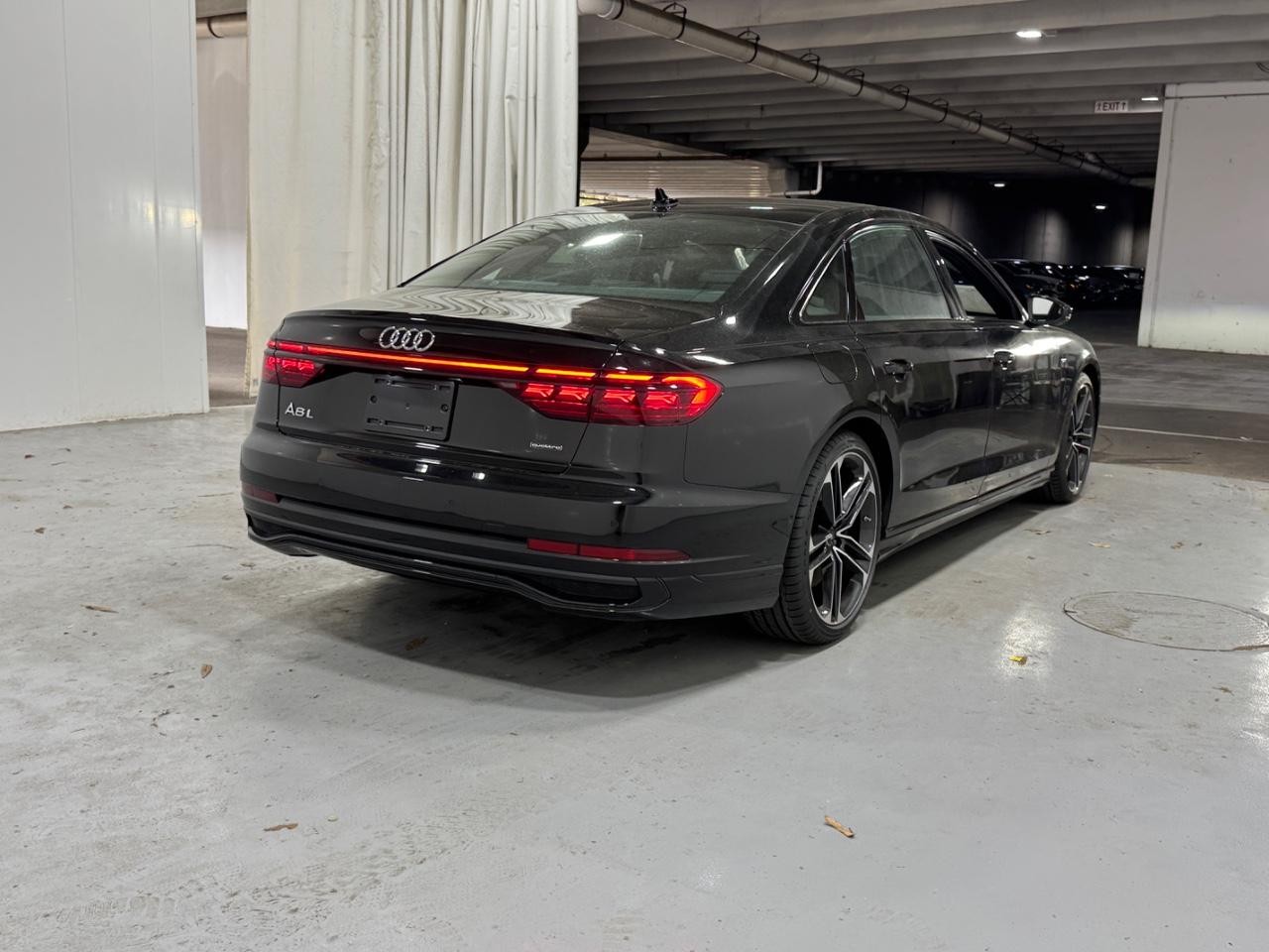 Audi A8 Vehicle Full-screen Gallery Image 4